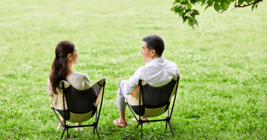 Pareja practicando comunicación emocional para mejorar su relación y evitar malentendidos.