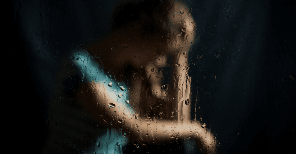 Persona reflexionando tras una pérdida