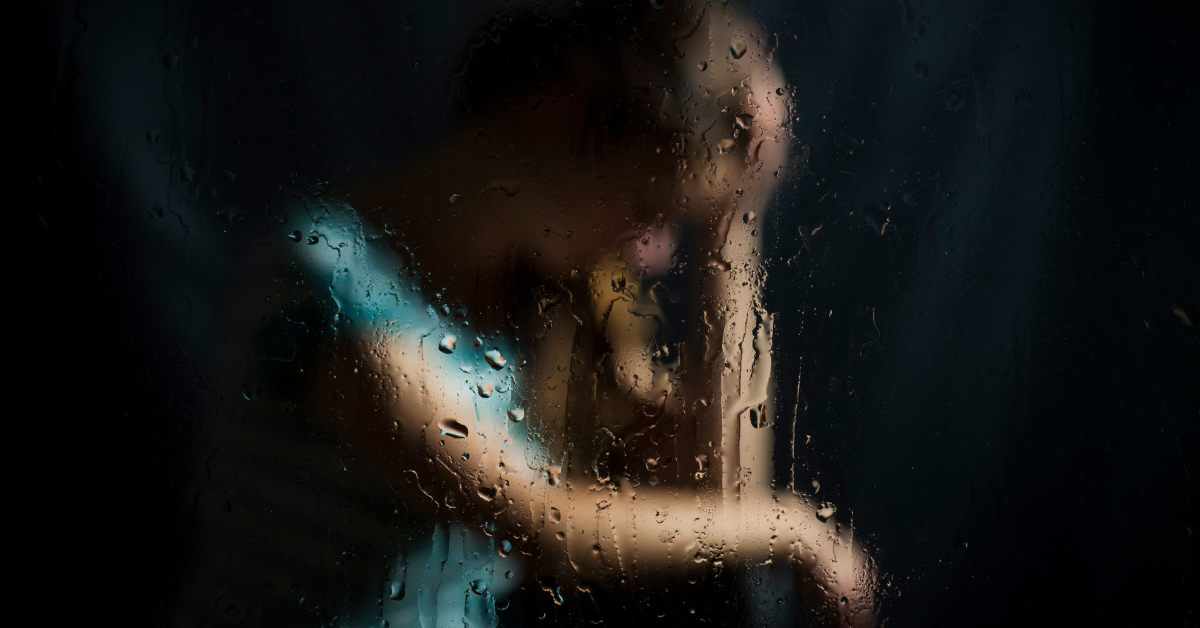 Persona reflexionando tras una pérdida