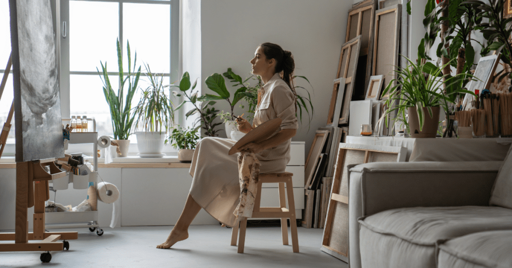 Mujer reflexionando sobre autoexigencia y perfeccionismo emocional.