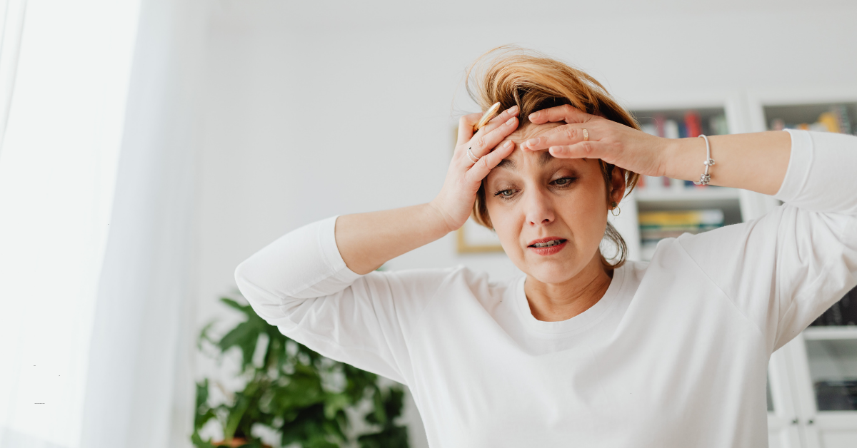 ansiedad en adultos síntomas mujer preocupada en casa