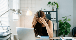 Mujer trabajando con sensación de presión y autoexigencia emocional constante