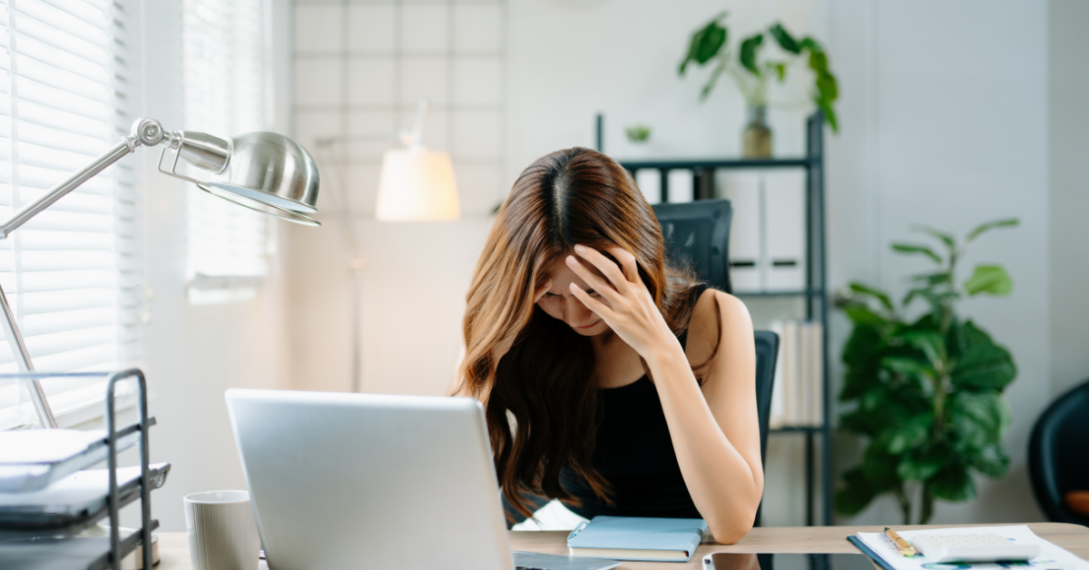 Mujer trabajando con sensación de presión y autoexigencia emocional constante