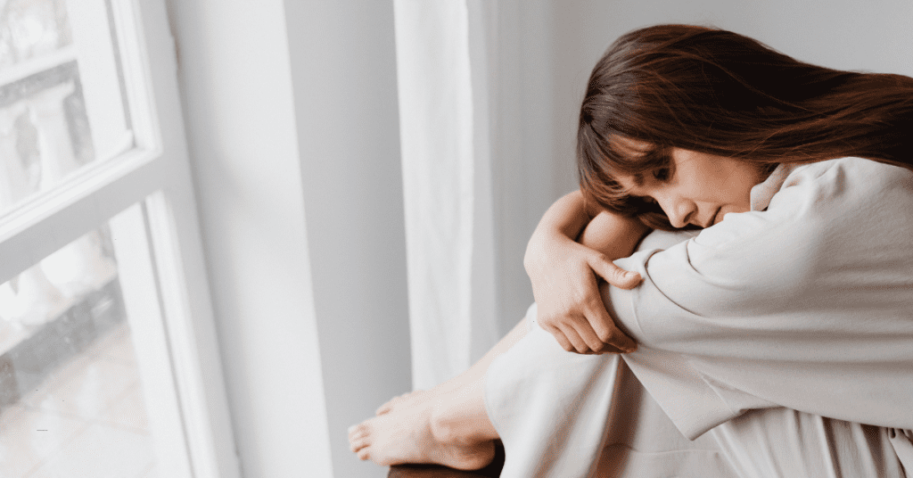 Mujer reflexionando sobre el impacto del trauma relacional en sus relaciones afectivas