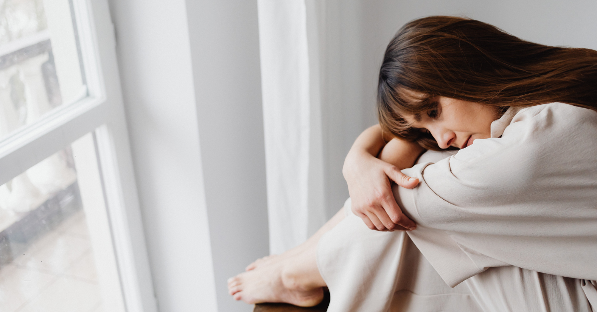 Mujer reflexionando sobre el impacto del trauma relacional en sus relaciones afectivas