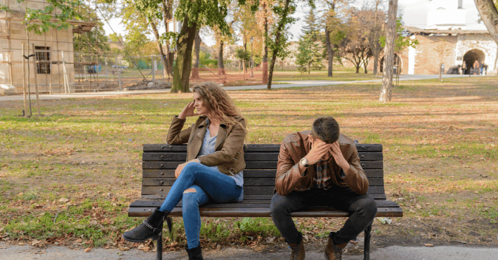 Pareja teniendo una discusión y tratando de resolver un conflicto de pareja.