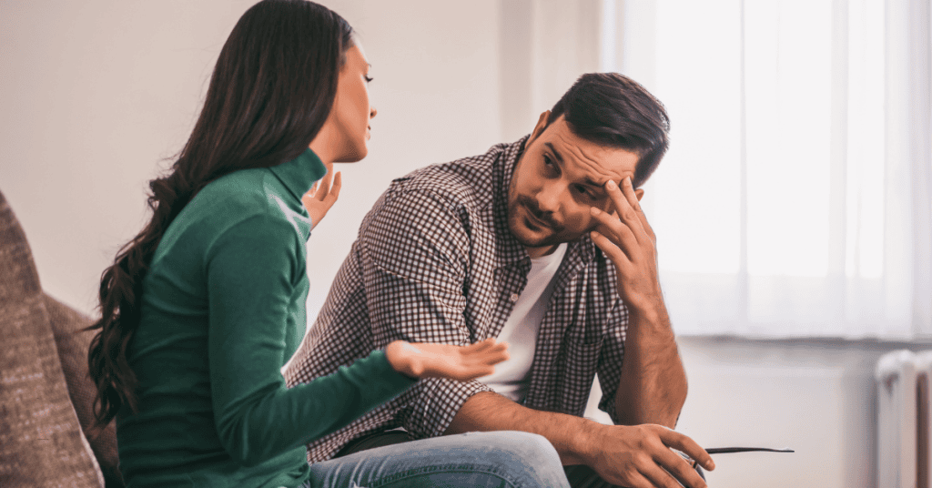 Persona con miedo al compromiso y dudas sobre su relación de pareja.