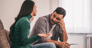 Persona con miedo al compromiso y dudas sobre su relación de pareja.