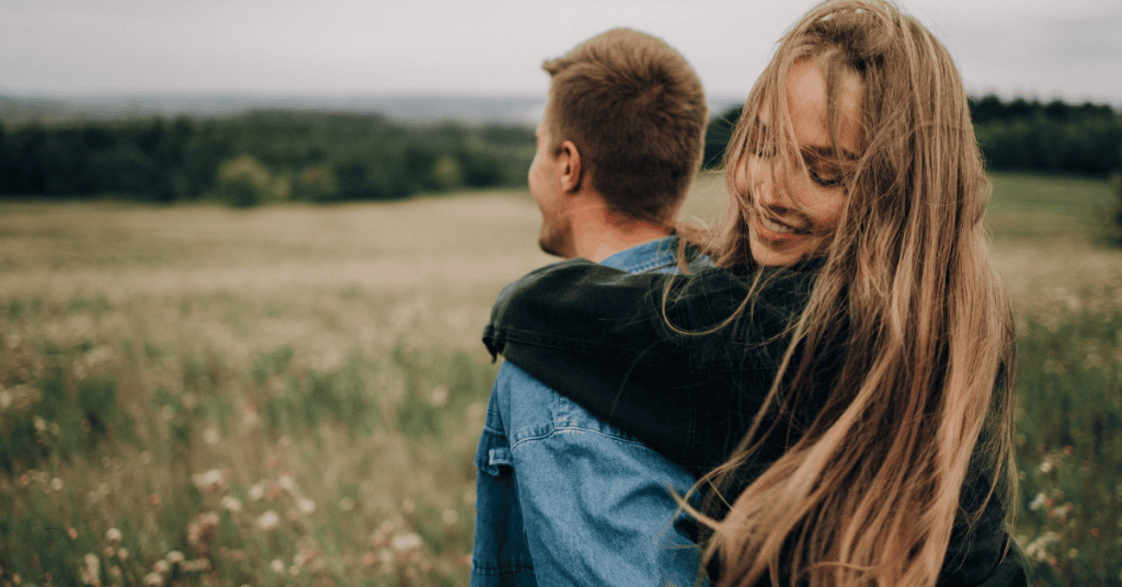 Pareja adulta en una relación sana basada en confianza, respeto y comunicación.